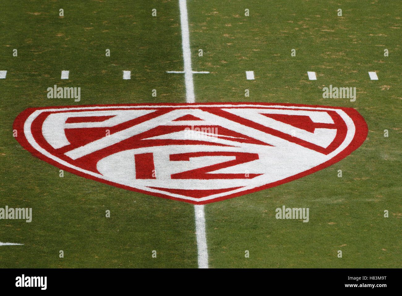 8 octobre 2011 ; Stanford CA, États-Unis ; vue générale du logo PAC-12 sur le terrain avant le match entre le Cardinal de Stanford et les Buffaloes du Colorado au Stanford Stadium. Stanford bat Colorado 48-7. Banque D'Images
