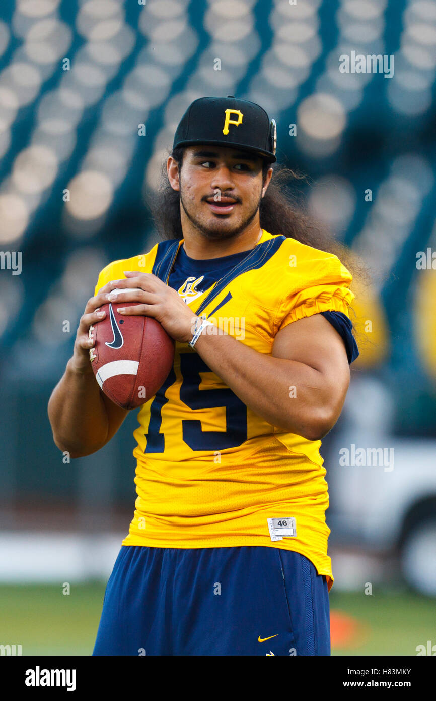 13 octobre 2011 ; San Francisco CA, États-Unis ; Puka Lopa (75), joueur de ligne défensive des Golden Bears de Californie, se réchauffe avant le match contre les Trojans de Californie du Sud à AT&T Park. La Californie du Sud bat la Californie 30-9. Banque D'Images