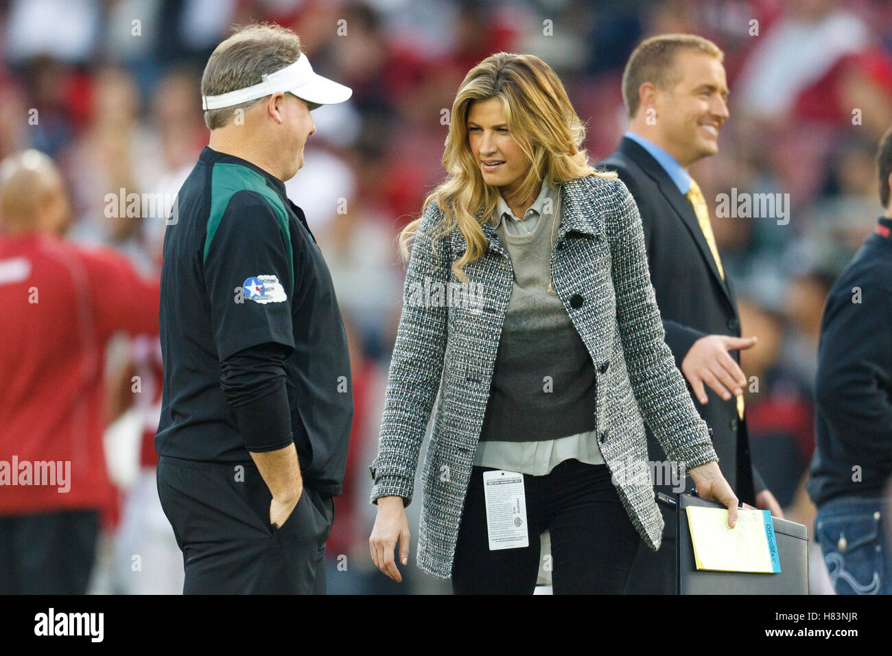 12 novembre 2011 ; Stanford CA, États-Unis ; Erin Andrews (à droite), commentatrice ESPN, parle à Chip Kelly (à gauche), entraîneur-chef des Ducks de l'Oregon, avant le match au Stanford Stadium. L'Oregon bat Stanford 53-30. Banque D'Images