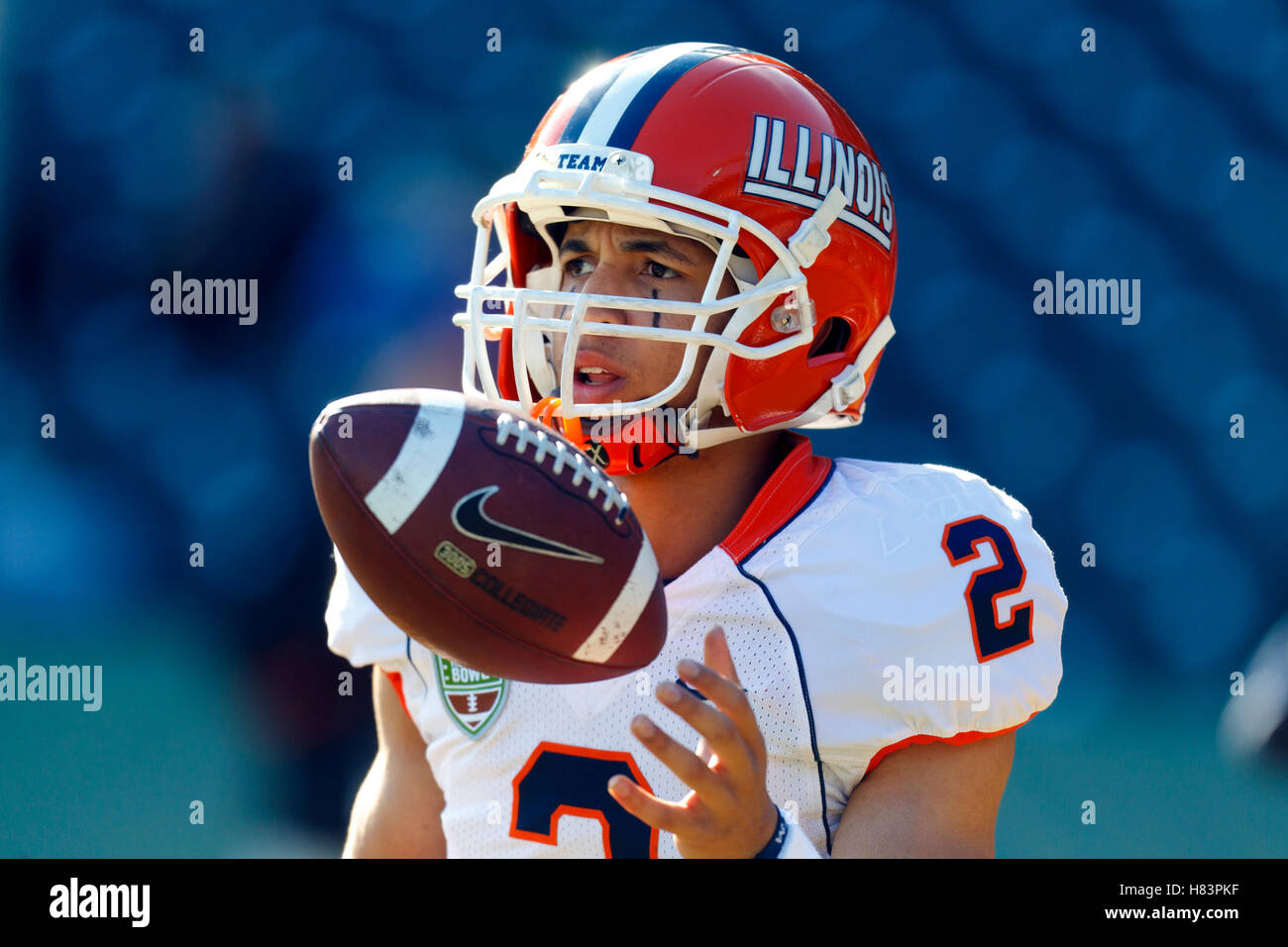 Dec 31, 2011 ; San Francisco, CA, USA ; Illinois Fighting Illini quarterback Nathan Scheelhaase (2) se réchauffe avant le match contre les Bruins de UCLA à AT&T Park. Banque D'Images