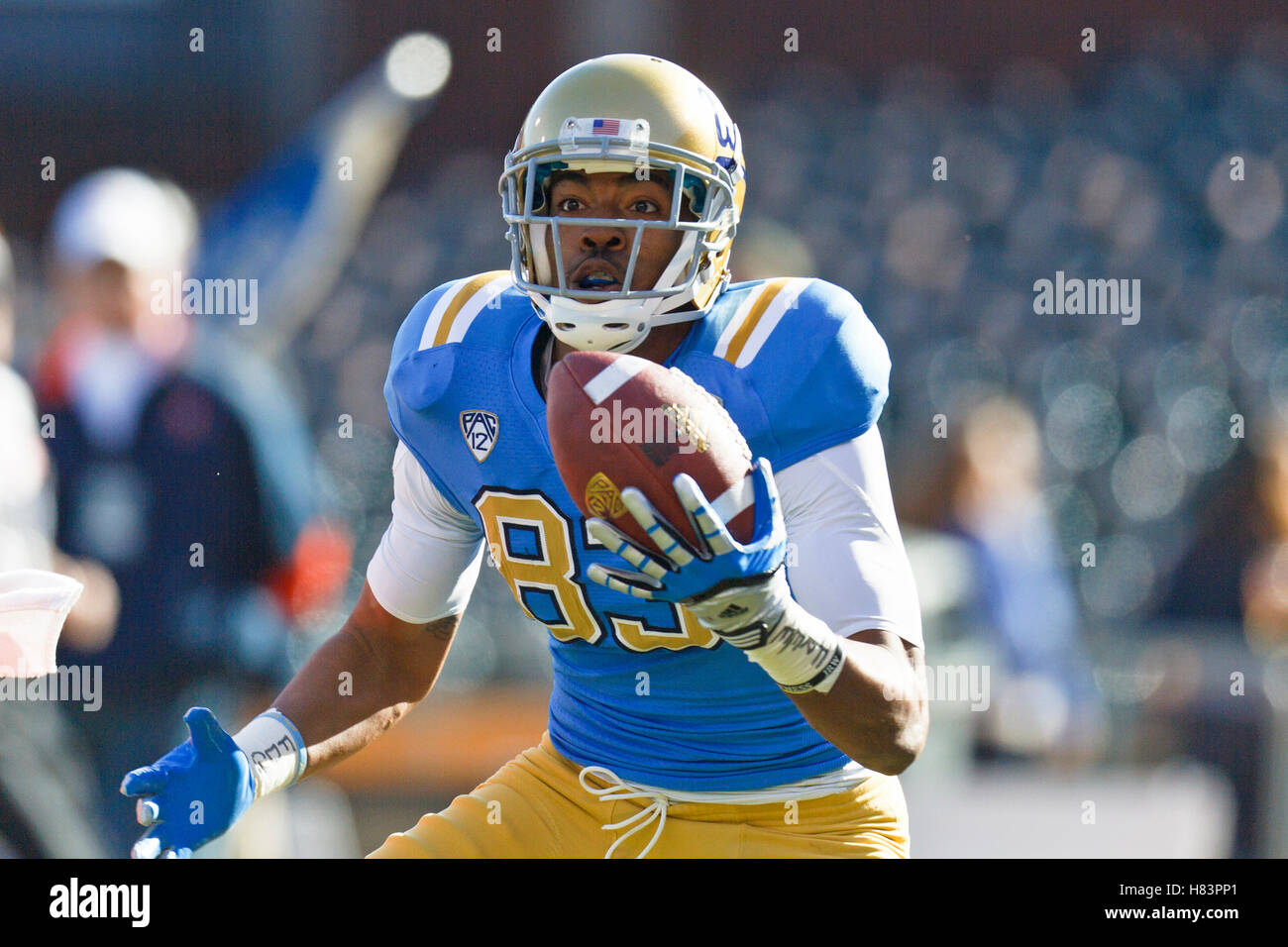 Dec 31, 2011 ; San Francisco, CA, USA ; UCLA Bruins wide receiver Nelson Rosario (83) est incapable d'attraper une passe dans la zone des combats contre l'Illinois Illini pendant le premier trimestre à AT&T Park. Banque D'Images