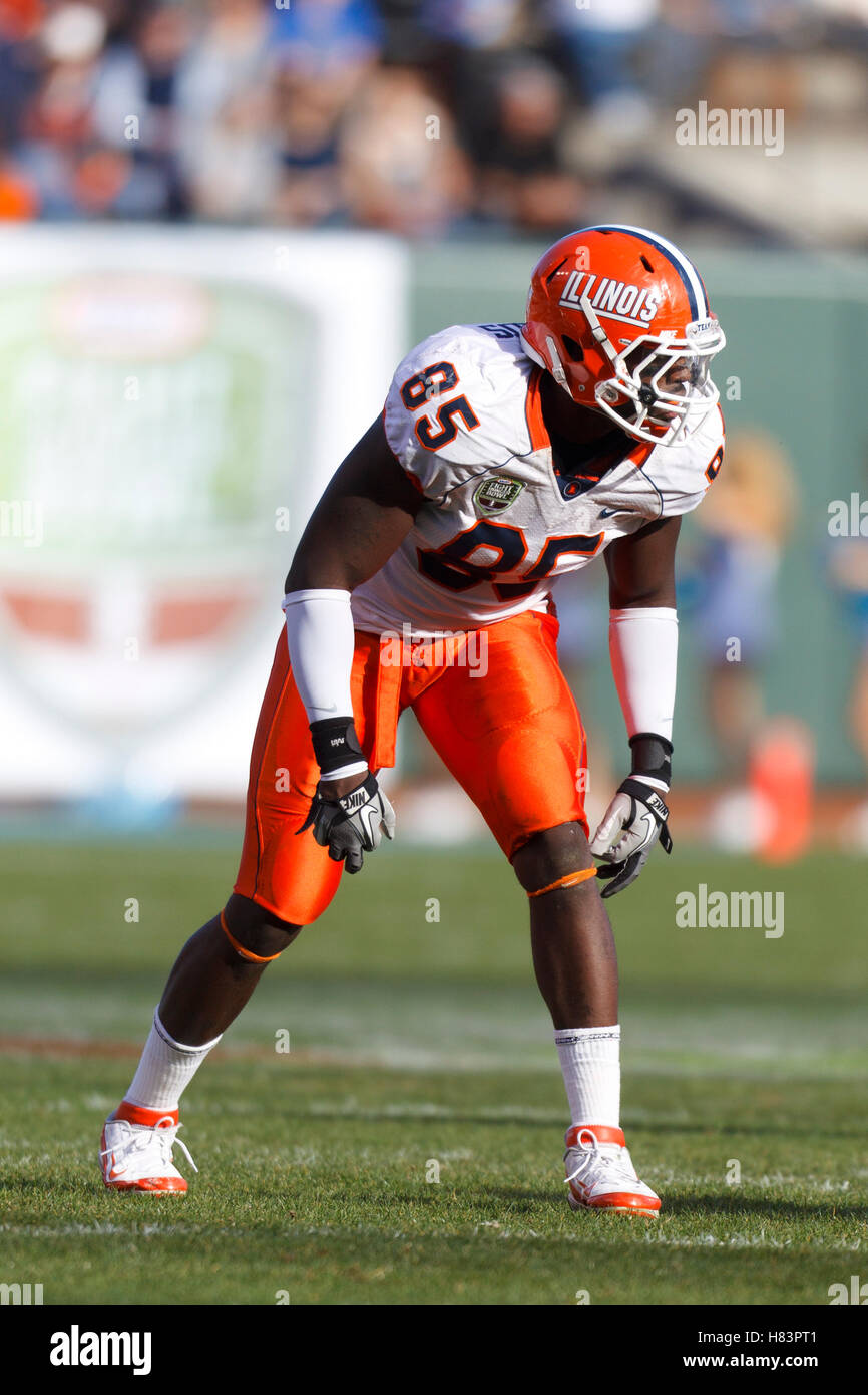 Dec 31, 2011 ; San Francisco, CA, USA ; Illinois Fighting Illini joueur de ligne défensive whitney mercilus (85 lignes) pour un jouer contre l'UCLA Bruins au cours du deuxième trimestre à at&t park. Banque D'Images