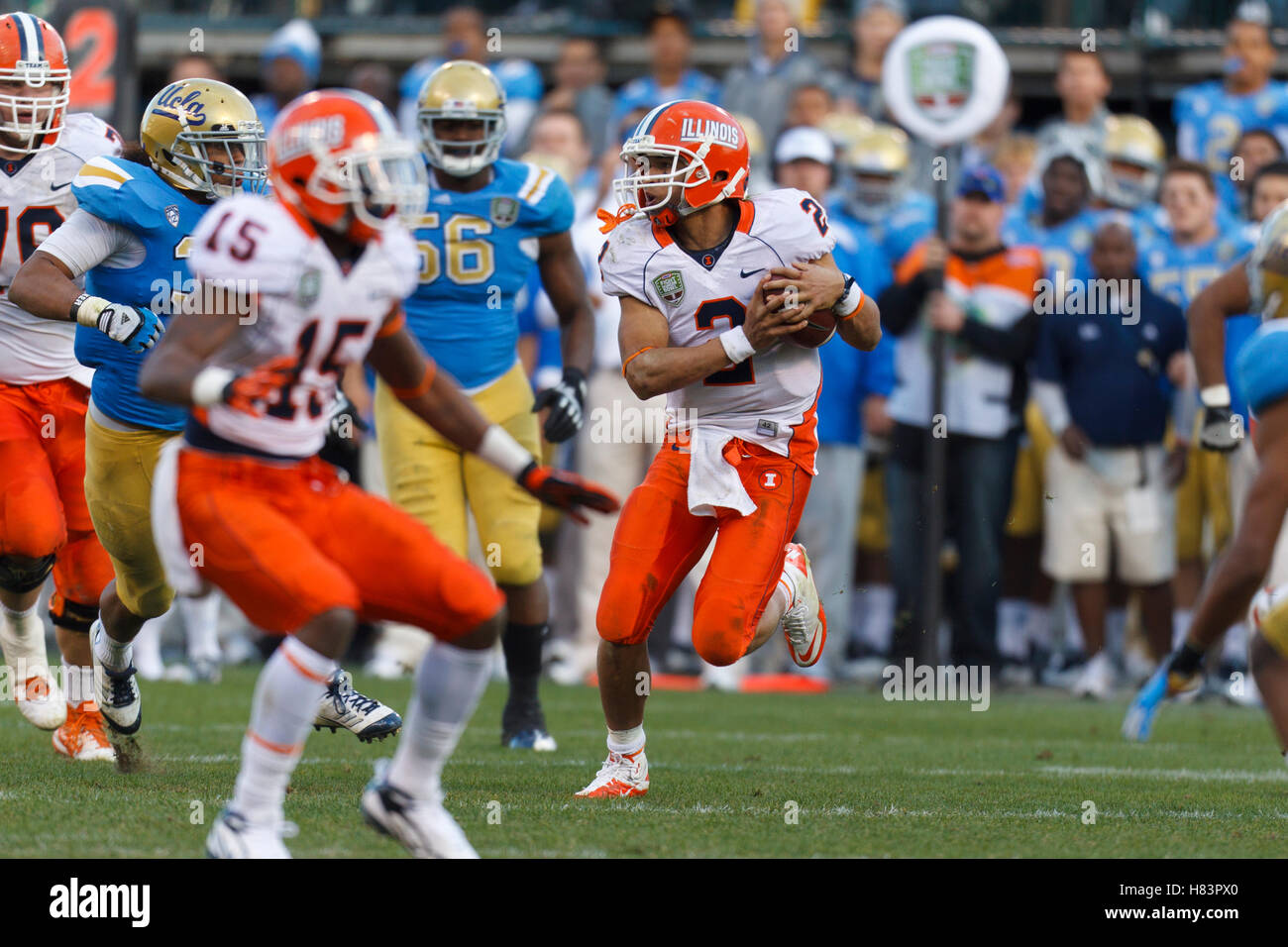 Dec 31, 2011 ; San Francisco, CA, USA ; Illinois Fighting Illini quarterback Nathan Scheelhaase (2) se précipite sur le terrain jusqu'à l'encontre de la UCLA Bruins au cours du quatrième trimestre à AT&T Park. Banque D'Images