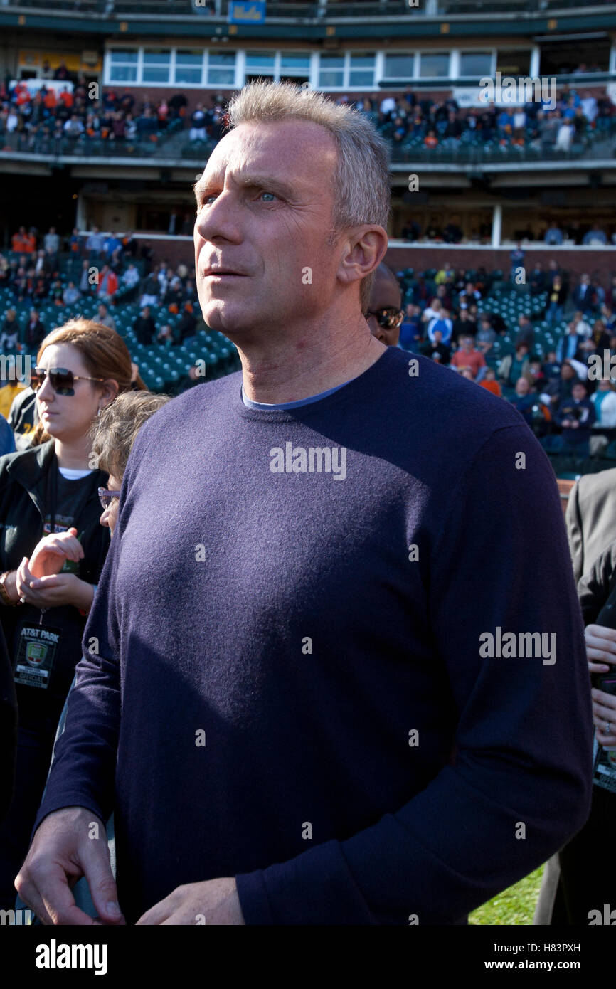 Dec 31, 2011 ; San Francisco, CA, USA ; San Francisco 49ers ancien quarterback Joe Montana sur le terrain avant le match entre l'Illinois Fighting Illini et l'UCLA Bruins à AT&T Park. L'Illinois a battu UCLA 20-14. Banque D'Images