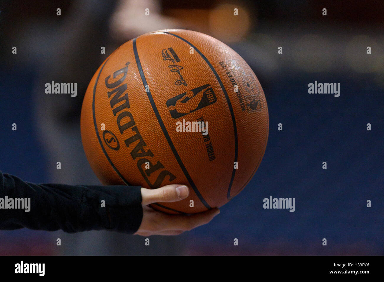 Jan 8, 2012 ; Los Angeles, CA, USA ; vue détaillée d'un baskeball NBA dans la main d'un garçon balle non identifiés avant le match entre les Sacramento Kings et les Magic d'Orlando à Power Balance Pavilion. Banque D'Images