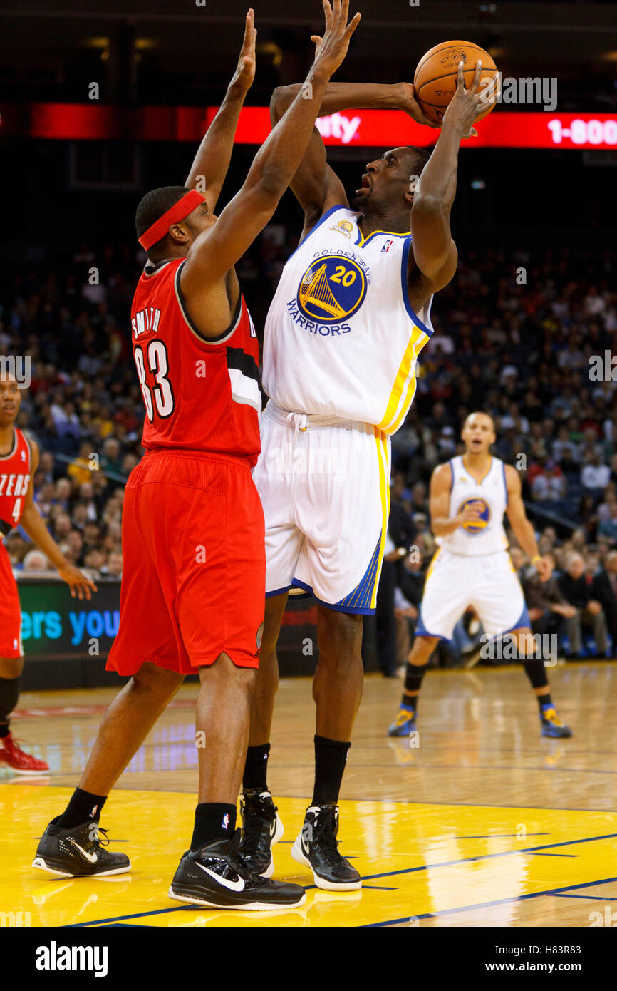 Jan 25, 2012 ; Oakland, CA, USA ; Golden State Warriors Ekpe Udoh power de l'avant (20) est défendu par les Portland Trail Blazers avant Craig Smith (83) au cours du premier trimestre à l'Oracle Arena. Banque D'Images