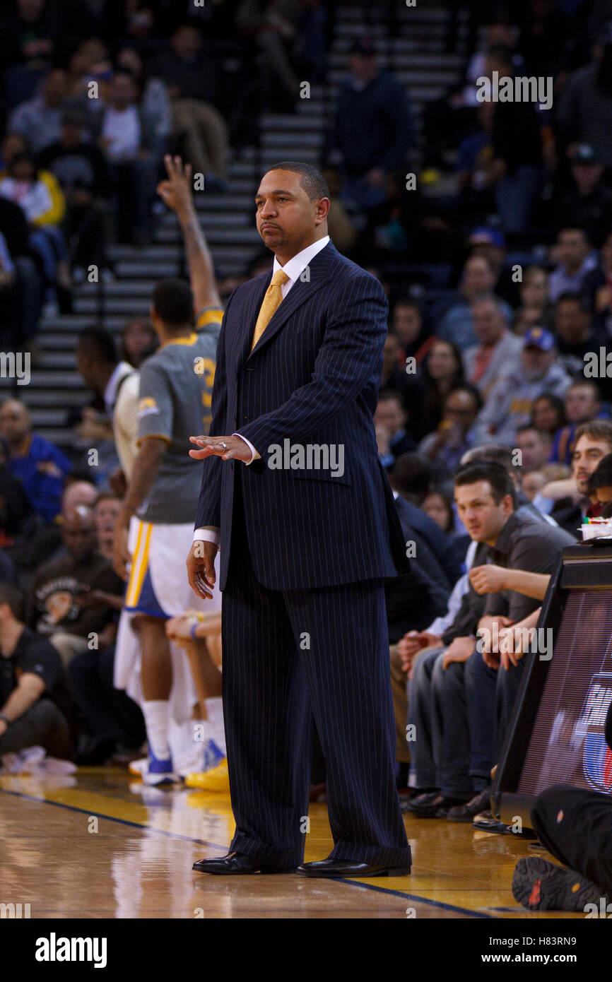 Feb 15, 2012 ; Oakland, CA, USA ; Golden State Warriors l'entraîneur-chef Mark Jackson sur la touche contre les Portland Trail Blazers au cours du premier trimestre à l'Oracle Arena. Portland a battu Golden State 93-91. Banque D'Images