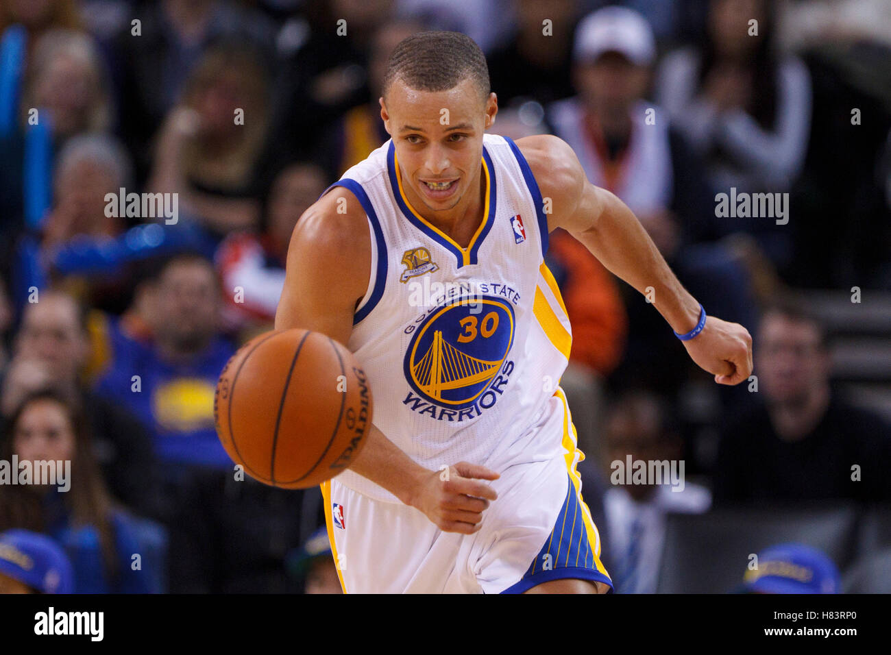 Feb 15, 2012 ; Oakland, CA, USA ; Golden State Warriors point guard Stephen Curry (30) a le pouvoir d'une balle contre les Portland Trail Blazers au cours du troisième trimestre à l'Oracle Arena. Portland a battu Golden State 93-91. Banque D'Images