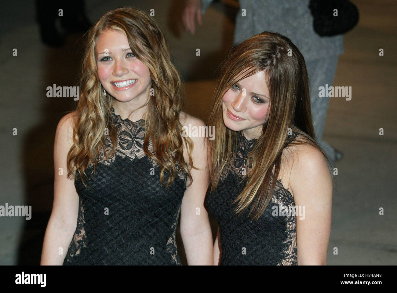 MARY-KATE & Ashley Olsen 2002 VANITY FAIR OSCAR PARTY MORTON'S RESTAURANT BEVERLY HILLS LOS ANGELES USA 24 Mars 2002 Banque D'Images
