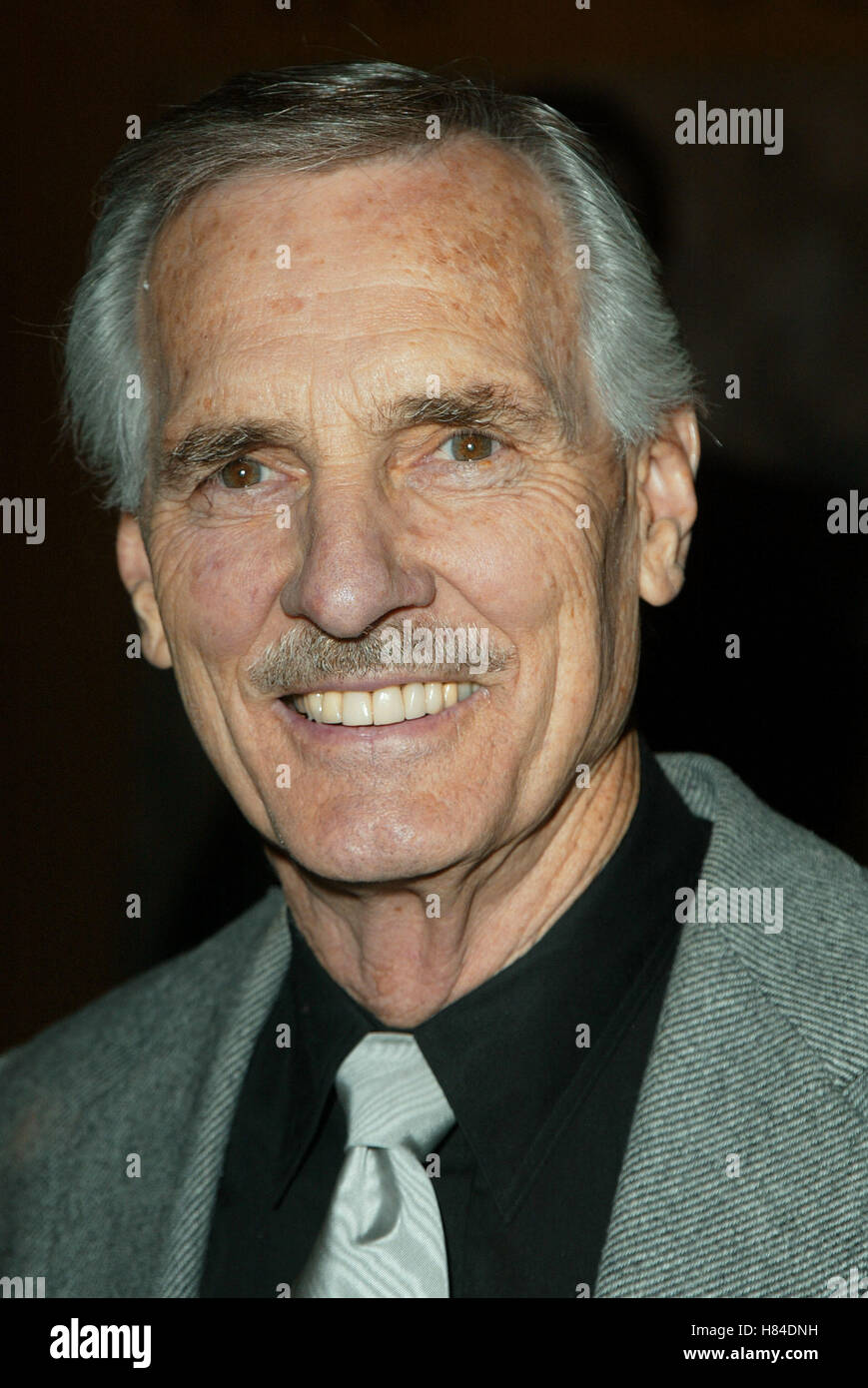 DENNIS WEAVER ARMY ARCHERD 50ème Gala de l'année Beverly Hilton Hotel BEVERLY HILLS LA USA 26 avril 2002 Banque D'Images