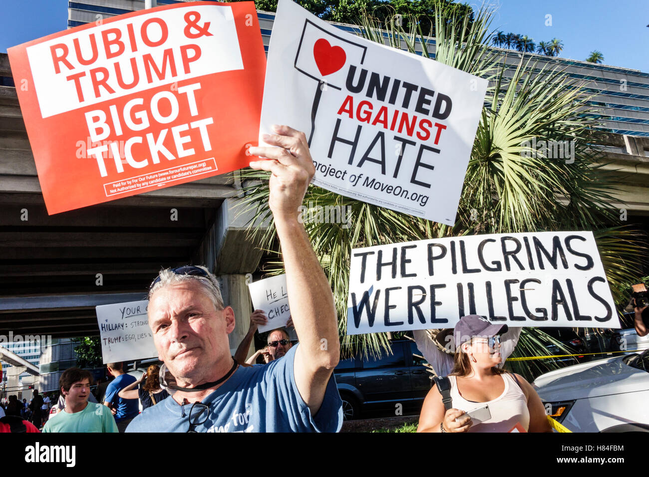 Miami Florida,manifestants,signes,protestation,campagne présidentielle de 2016,Rubio Trump,MoveOn.org,immigration,man hommes, femme, femme, tenue,FL1609250 Banque D'Images