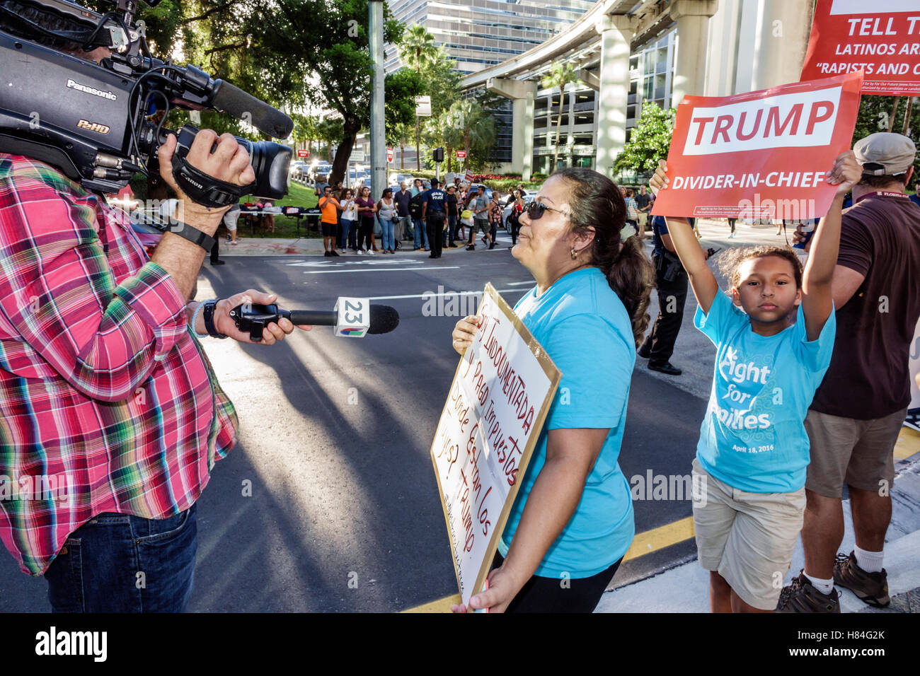 Miami Florida,manifestants,signes,Espagnol Anglais,protestation,campagne présidentielle de 2016,Trump,immigration,sans-papiers,impôts,femme hispanique femmes,mot Banque D'Images