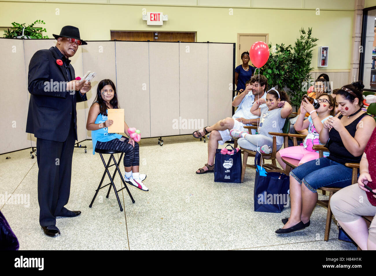 Miami Florida,Hialeah,JFK Library,Health and Literacy Fair,Interior,Black Blacks Africains ethnie minoritaire,adultes homme hommes,mag Banque D'Images