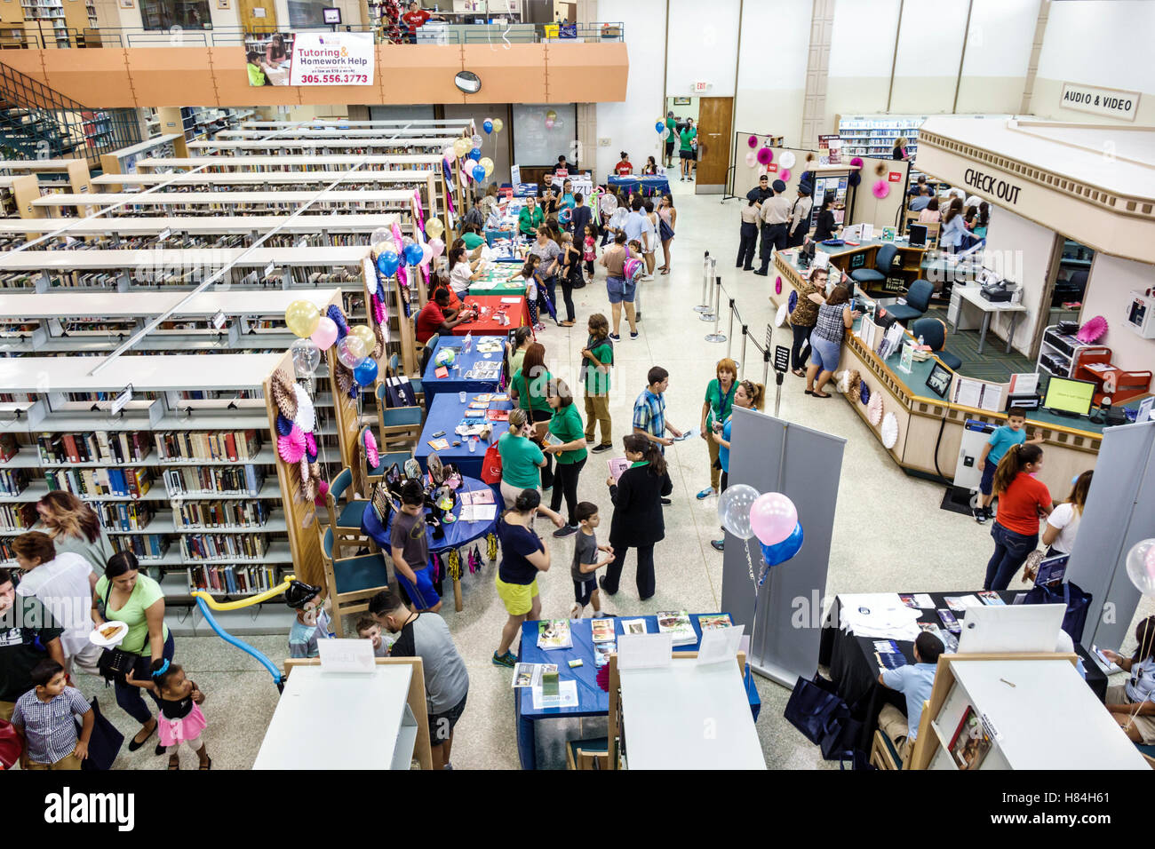 Miami Florida,Hialeah,JFK Library,Health & Literacy Fair,intérieur,tables,FL160925065 Banque D'Images