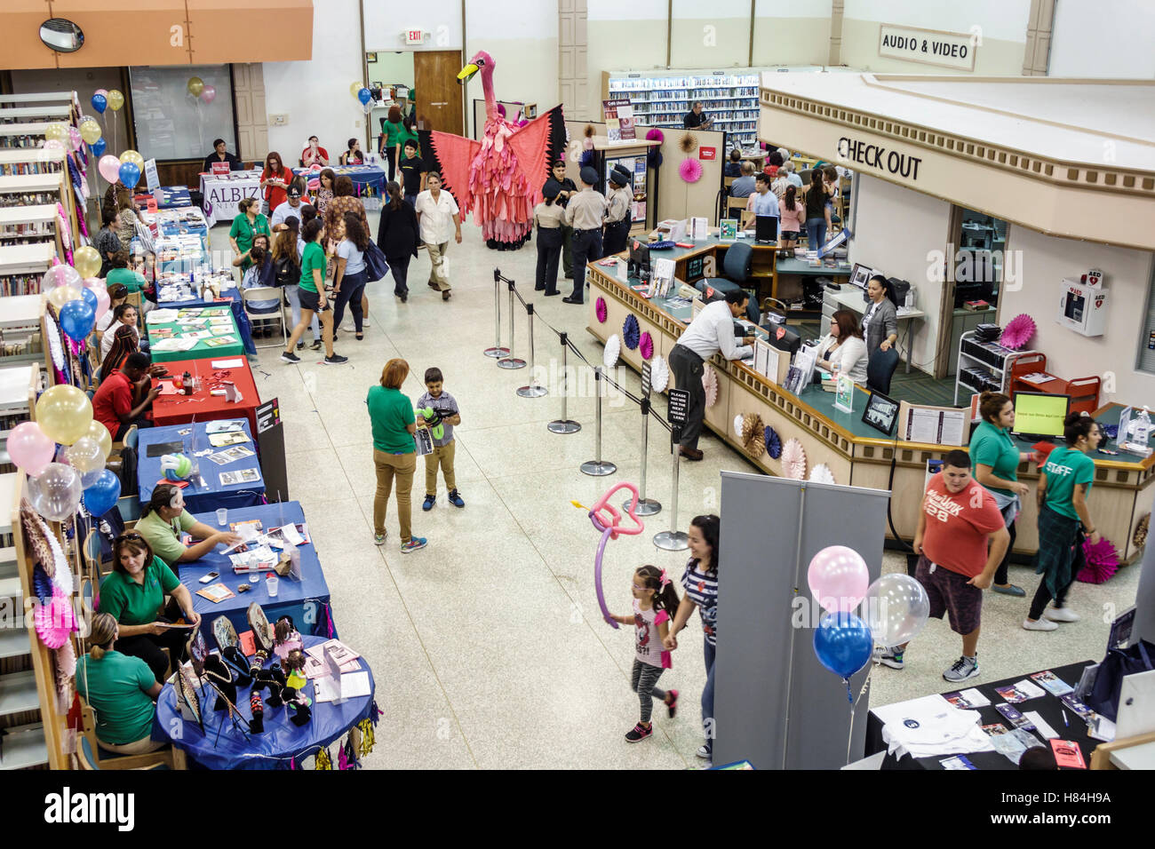 Miami Florida,Hialeah,JFK Library,Health and Literacy Fair,intérieur,tables,visiteurs voyage voyage touristique touristique sites touristiques cu Banque D'Images