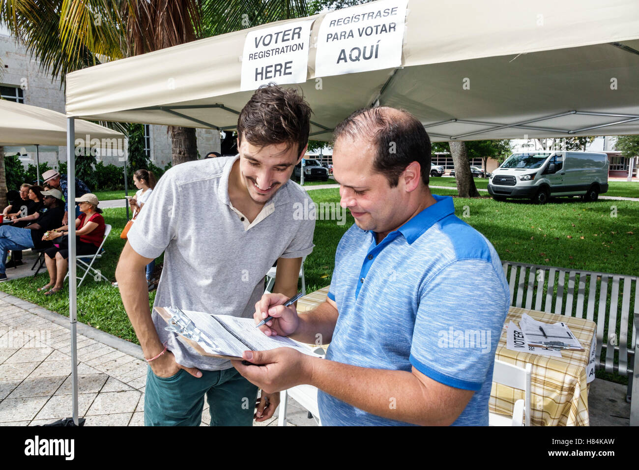 Miami Beach Florida,Collins Park,inscription des électeurs,Espagnol Anglais,Hispanic man hommes,questionnaire,FL160925114 Banque D'Images