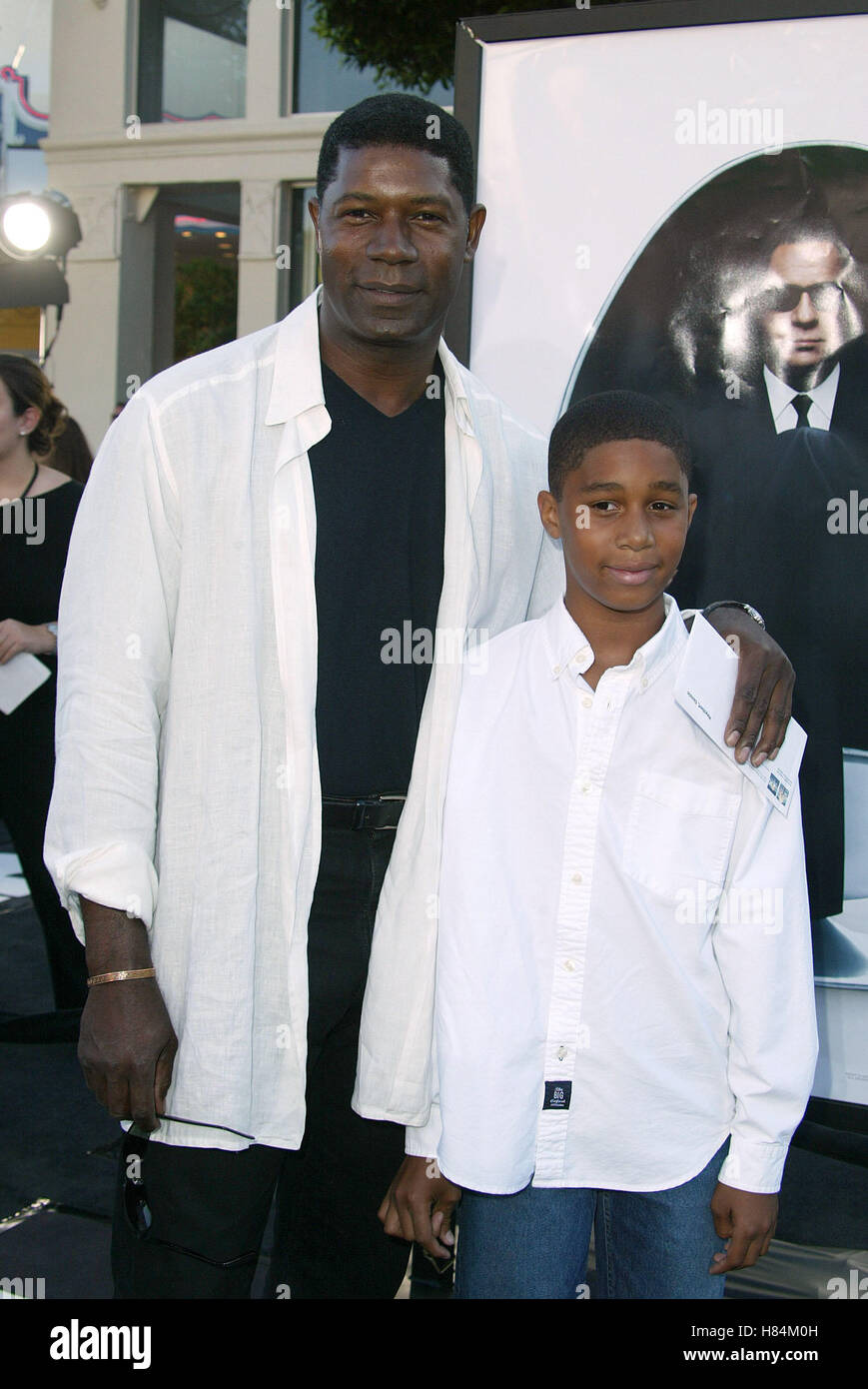 DENNIS HAYSBERT & SON MEN IN BLACK II PREMIERE LOS ANGELES MANN VILLAGE THEATRE WESTWOOD LOS ANGELES USA 26 Juin 2002 Banque D'Images