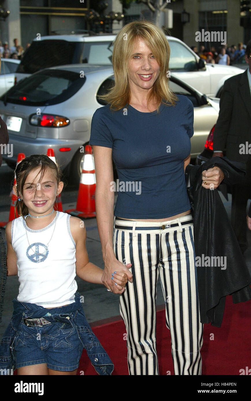 ROSANNA ARQUETTE & ZOE SERENITY PREMIERE GRUMAN'S CHINESE THEATRE HOLLYWOOD LOS ANGELES USA 16 Juillet 2002 Banque D'Images