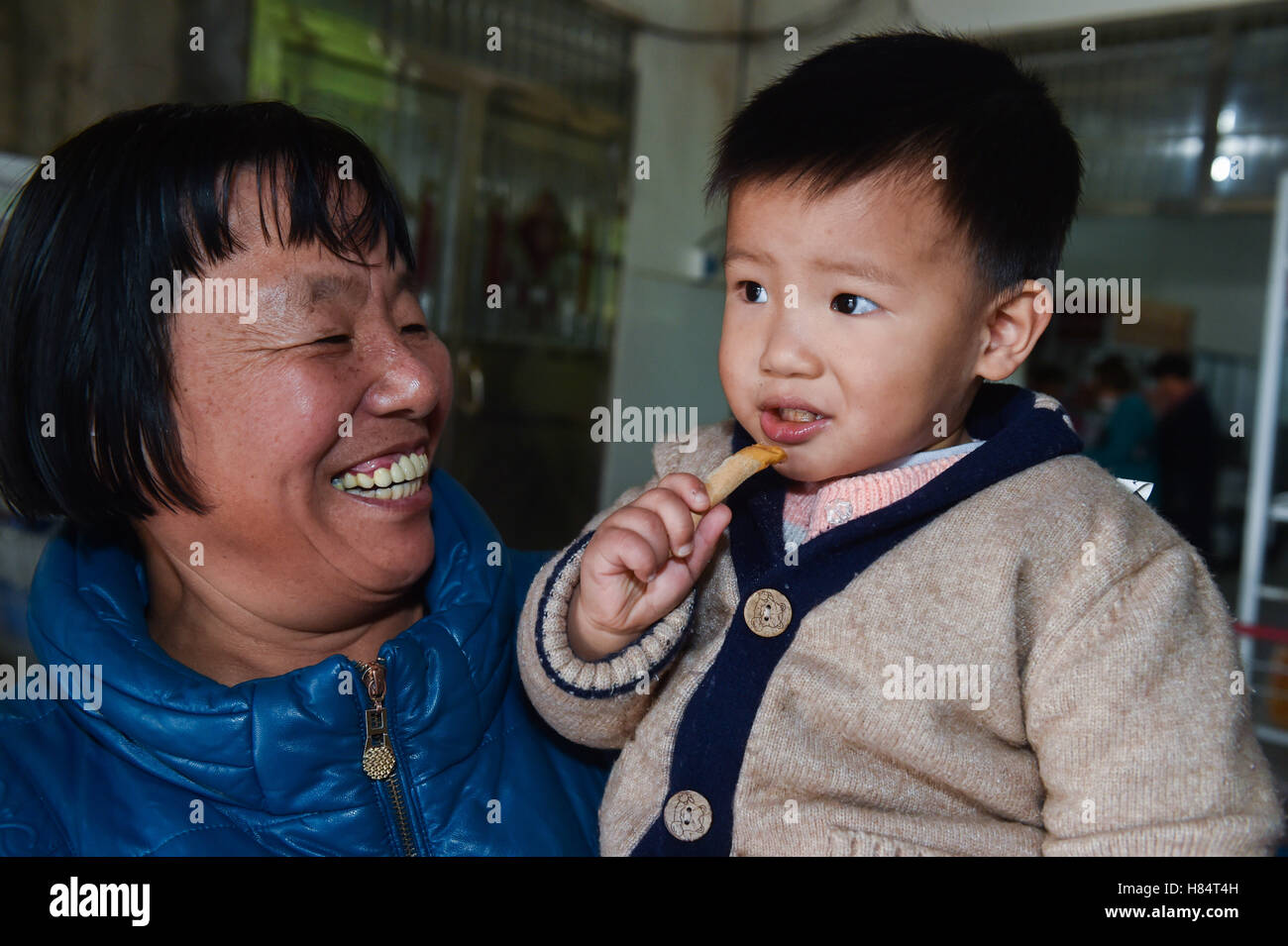 Yiwu, Chine, Province de Zhejiang. Nov 9, 2016. Un enfant goûte le sucre brun et le gingembre candy dans une usine de sucre brun à Shangyang Village à Yiwu City, Zhejiang Province de Chine orientale, 9 novembre 2016. Les villageois à Yiwu produire le sucre brun productions en hiver grâce à cette méthode traditionnelle, qui a une histoire de plus de 300 ans. © Xu Yu/Xinhua/Alamy Live News Banque D'Images