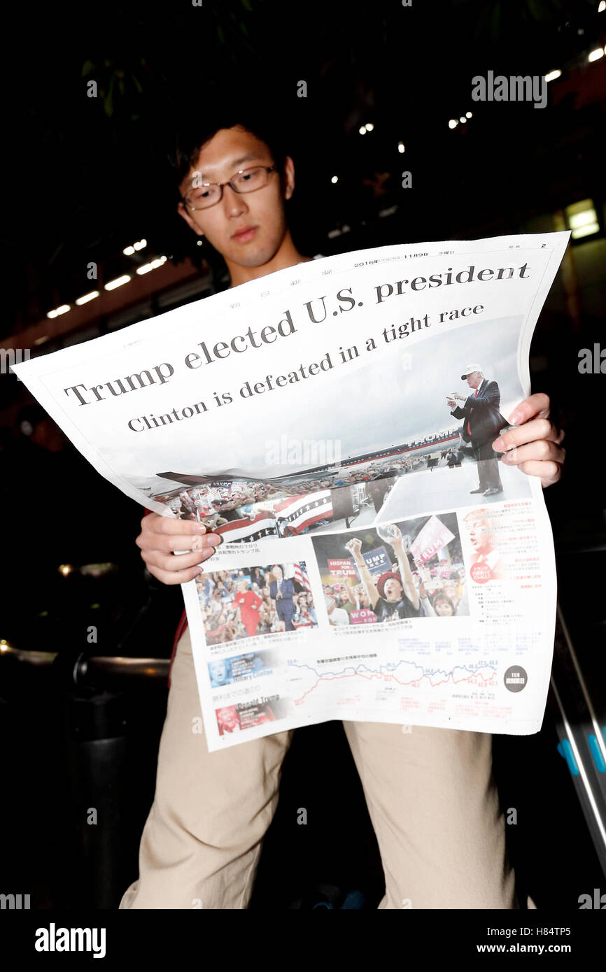 Un homme lit une édition supplémentaire au centre-ville de Tokyo annonçant l'élection de Donald Trump le 45e président des États-Unis d'Amérique, le 9 novembre 2016, Tokyo, Japon. Credit : Rodrigo Reyes Marin/AFLO/Alamy Live News Banque D'Images