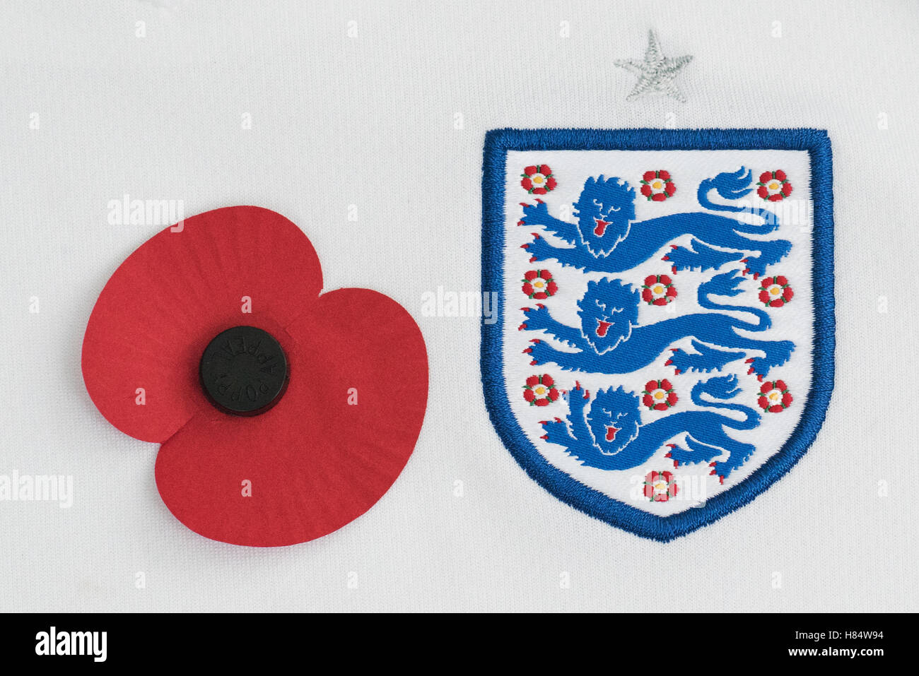 La FIFA a interdit les joueurs de l'Angleterre et l'Écosse de porter des coquelicots sur leurs trousses au cours de leur affrontement, le 11 novembre. L'AF et SFA ont dit les joueurs devront porter des brassards noirs coquelicots sur pendant leur jour de l'Armistice de qualification de la Coupe du Monde à Wembley. Banque D'Images