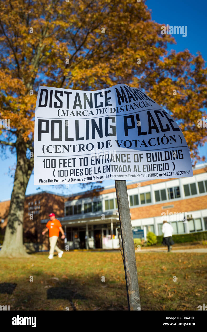 Merrick, New York, USA. 08 novembre, 2016. Le jour de l'élection, les résidents viennent, et rendez-vous, à la place du scrutin de voter pour le président et de l'état et les fonctionnaires locaux. Marqueur de distance sur des postes affirme, en anglais et en espagnol, qu'il est de 100 pieds à l'entrée du bureau de vote à l'avenue Park Elementary School. Banque D'Images