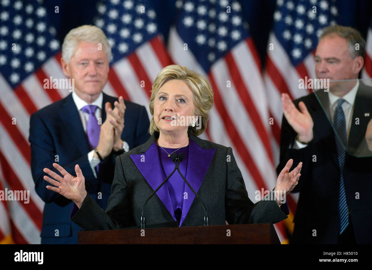 New York, NY, 2016 9 nov. Le candidat démocrate Hillary Clinton prononce son discours de concession mercredi, à partir de l'hôtel New Yorker's Grand Ballroom à New York, NY, le 9 novembre 2016. Crédit : Olivier Douliery/Piscine via CNP/dpa/Alamy Live News Banque D'Images