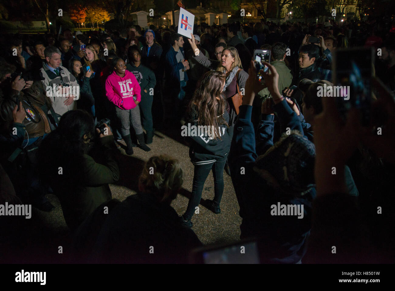 Washington DC, USA. 09Th Nov, 2016. Partisan d'Atout près de la Maison Blanche humiliés et dépassé par Hillary Clinton Pro rally. L'Ellipse, Washington DC, USA, novembre 2009, 2016 Credit : Yuriy Zahvoyskyy/Alamy Live News Banque D'Images
