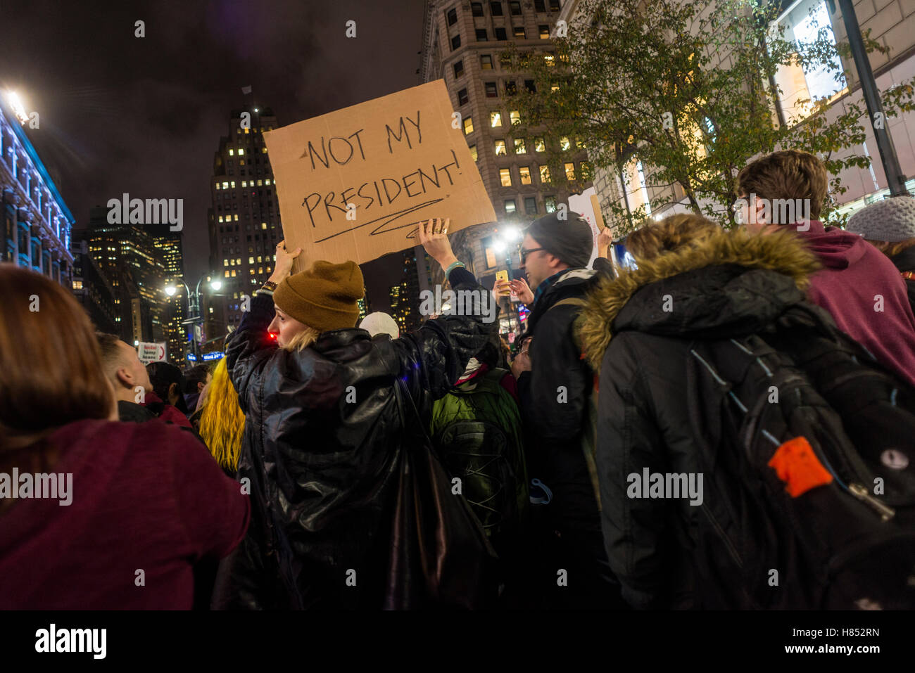 New York, USA - 9 novembre 2016 - Un jour après l'élection présidentielle américaine 10 000 New-Yorkais sont descendus dans la rue pour protester contre l'élection du président républicain Donald Trump. Trump's adversaire démocrate, Hillary Clinton, a pris 80  % du vote dans la ville de New York et a gagné le vote populaire à l'échelle nationale. Credit : Stacy Walsh Rosenstock / Alamy Live News Banque D'Images