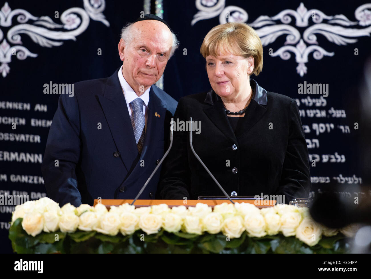 La chancelière allemande, Angela Merkel (CDU) au cours de la cérémonie de remise des prix de la médaille de l'Ohel-Jakob dans ses mains à la synagogue Ohel Jakob 09 novembre 2016. À côté d'elle est le rabbin Arthur Schneier chef rabbin de la Synagogue de Park East à New York. L'Israelitische Kultusgemeinde Muenchen (lt. La communauté juive de Munich et de Haute-bavière) a remis la médaille d'or pour Ohel-Jakob Merkel pour son travail remarquable pour le peuple juif de l'Allemagne, son engagement déterminé contre toutes les formes d'antisémitisme et son engagement ferme à l'État juif d'Israël. Photo : Matthias Balk/dpa Banque D'Images