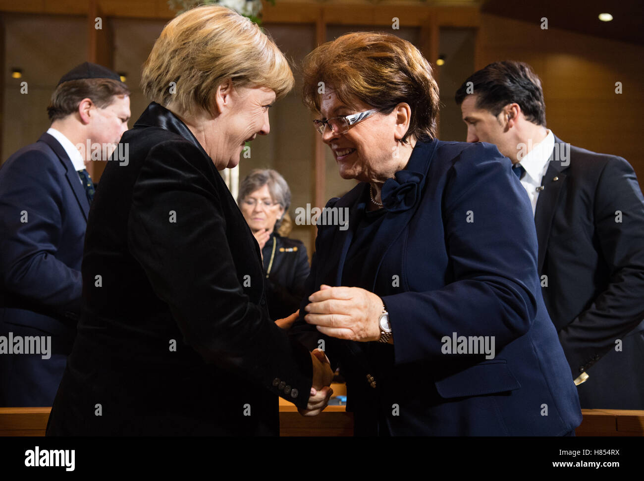 La chancelière allemande, Angela Merkel (CDU, g) l'accueil Barbara Stamm, Président de la CSU bavaroise (Parlement), au cours de la cérémonie de remise des prix de la médaille de l'Ohel-Jakob à la synagogue Ohel Jakob 09 novembre 2016. L'Israelitische Kultusgemeinde Muenchen (lt. La communauté juive de Munich et de Haute-bavière) a remis la médaille d'or pour Ohel-Jakob Merkel pour son travail remarquable pour le peuple juif de l'Allemagne, son engagement déterminé contre toutes les formes d'antisémitisme et son engagement ferme à l'État juif d'Israël. Photo : Matthias Balk/dpa Banque D'Images