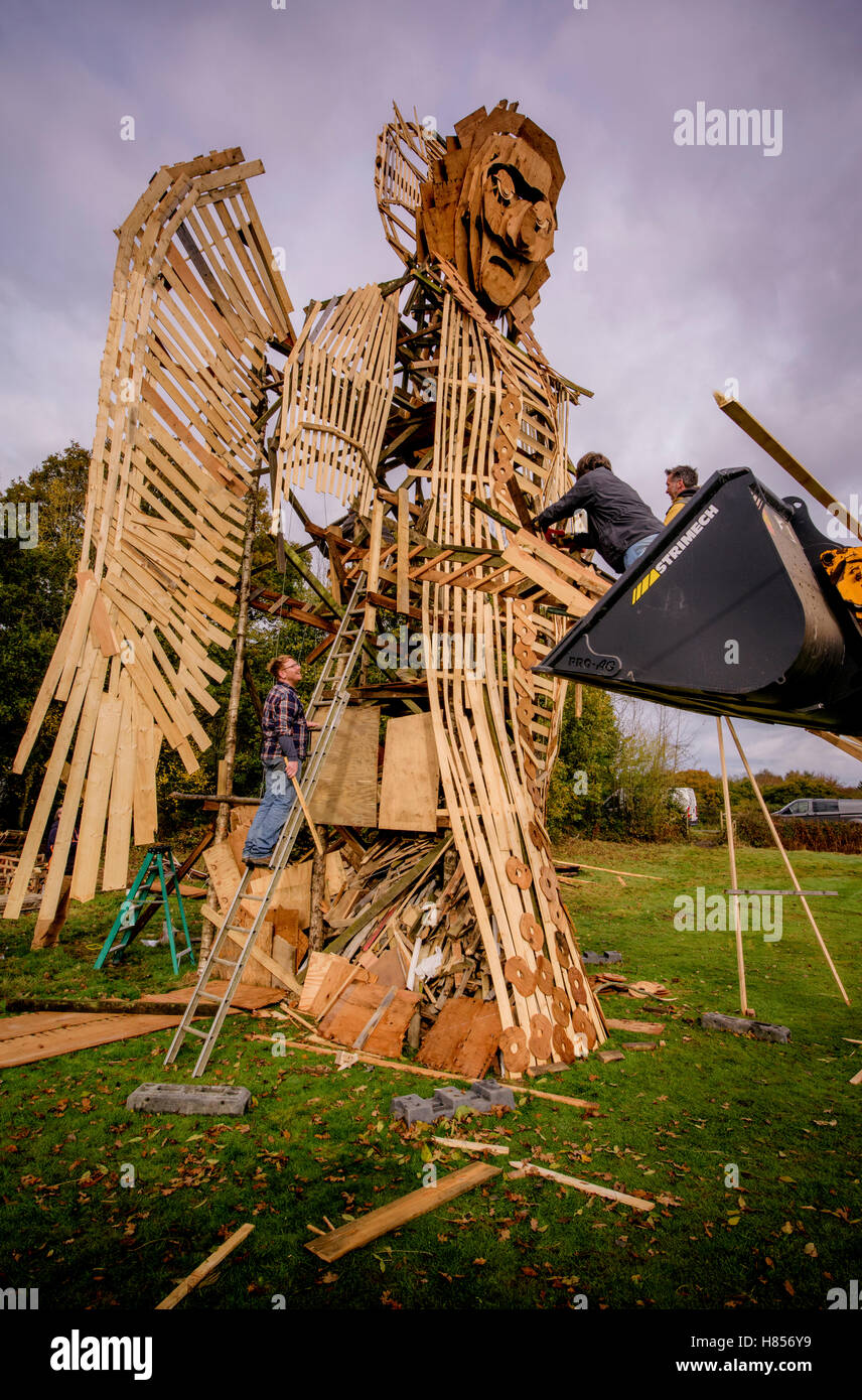 East Hoathly, East Sussex, UK. 10 novembre, 2016. Les préparatifs de cette année, le feu est presque terminé en Hoathly près de Lewes, East Sussex. Les visiteurs désireux de voir l'ange géant en feu devront examiner soigneusement leurs arrangements de voyage en tant que fonctionnaires annoncer limité de places de stationnement pour l'événement 2016. L'East Hoathly Halland et la société Carnaval défilé et feu commémore les villageois perdus dans les deux guerres mondiales et coïncide avec le dimanche du Jour du Souvenir et de l'Armistice. Crédit : Jim Holden/Alamy Live News Banque D'Images