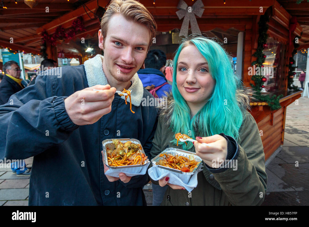 Glasgow, Ecosse, Royaume-Uni. 10 novembre, 2016. Annuel de Glasgow et populaire internationale des aliments et des cadeaux de Noël a ouvert le marché aujourd'hui à St Enoch Square dans le centre-ville avec de nombreux stands qui fournit toute une gamme de cadeaux et d'aliments étrangers. CHLOE SISMEY de Kirkcaldy et DARREN HAMILTON de Glasgow profitent de certains aliments asiatiques à l'heure du déjeuner. Credit : Findlay/Alamy Live News Banque D'Images