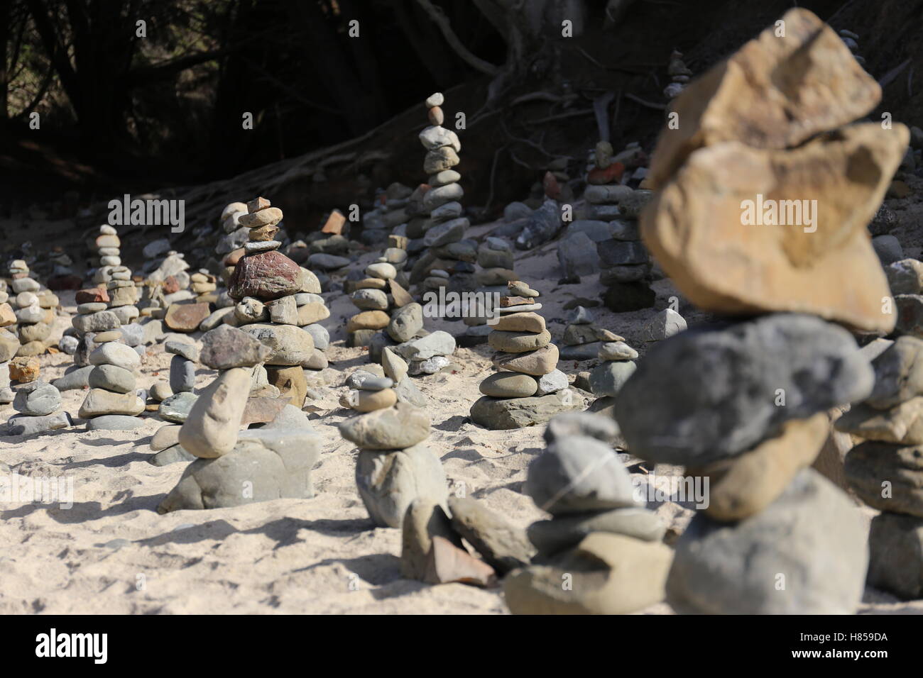 Des cairns sur une plage Banque D'Images