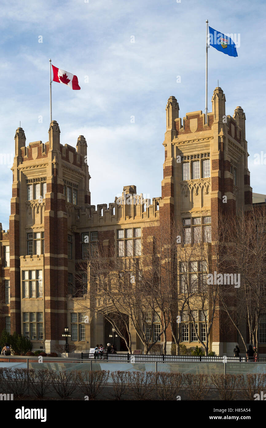 Heritage Hall,1922 en brique rouge de style gothique collégial - bâtiment en grès sur le campus du SAIT et avec les drapeaux de l'Alberta Banque D'Images