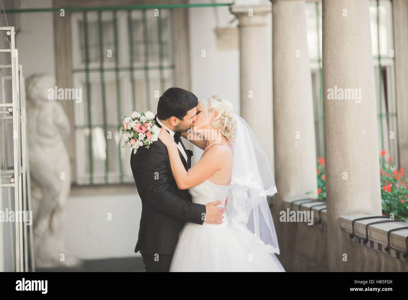 Couple de mariage mariés de luxe, Bride and Groom posing in vieille ville Banque D'Images