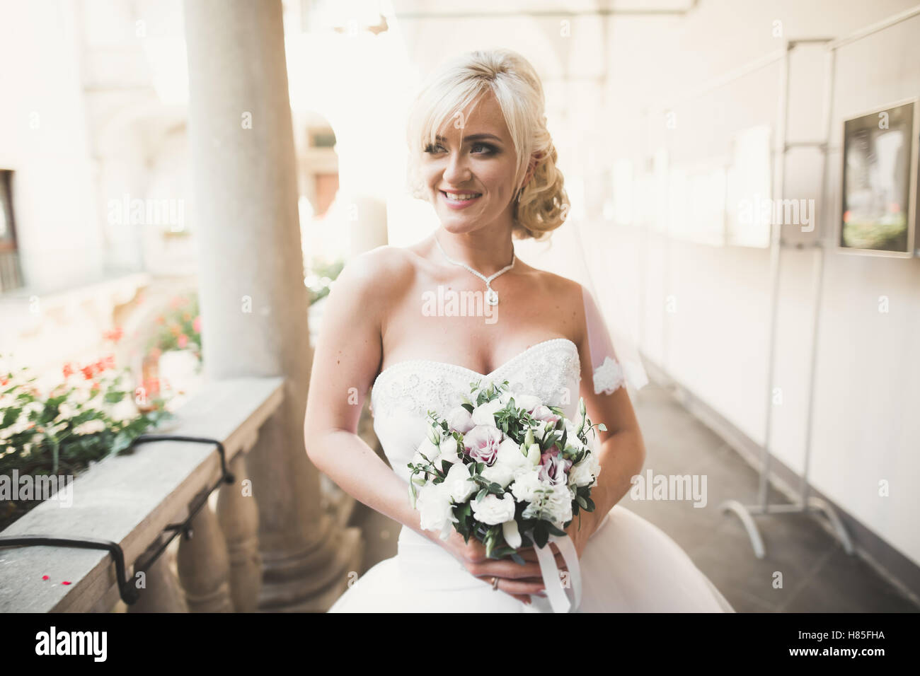 Mariée magnifique avec une luxueuse robe blanche posant dans la vieille ville Banque D'Images