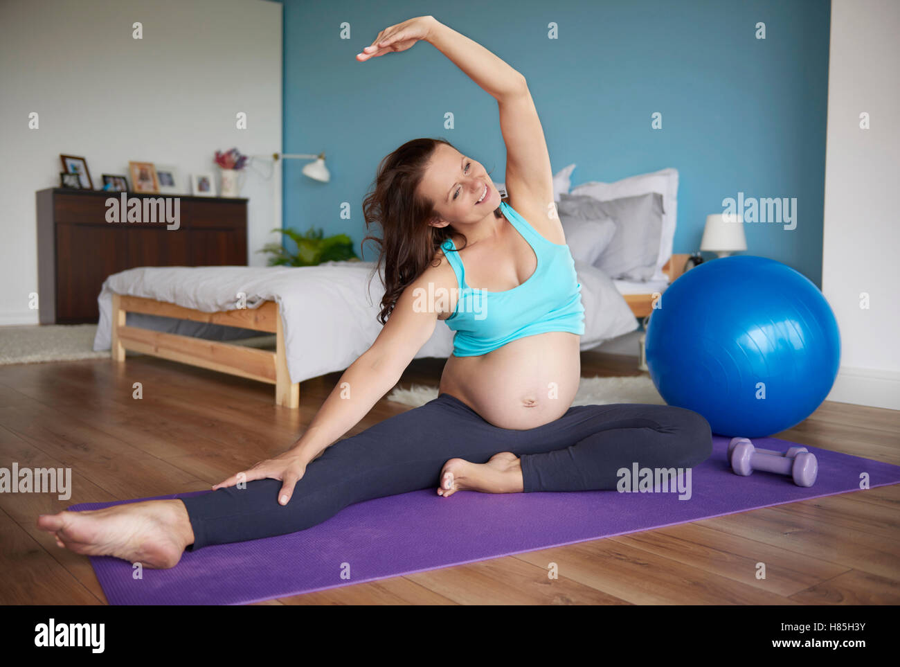 Future maman dans la chambre à coucher Banque D'Images