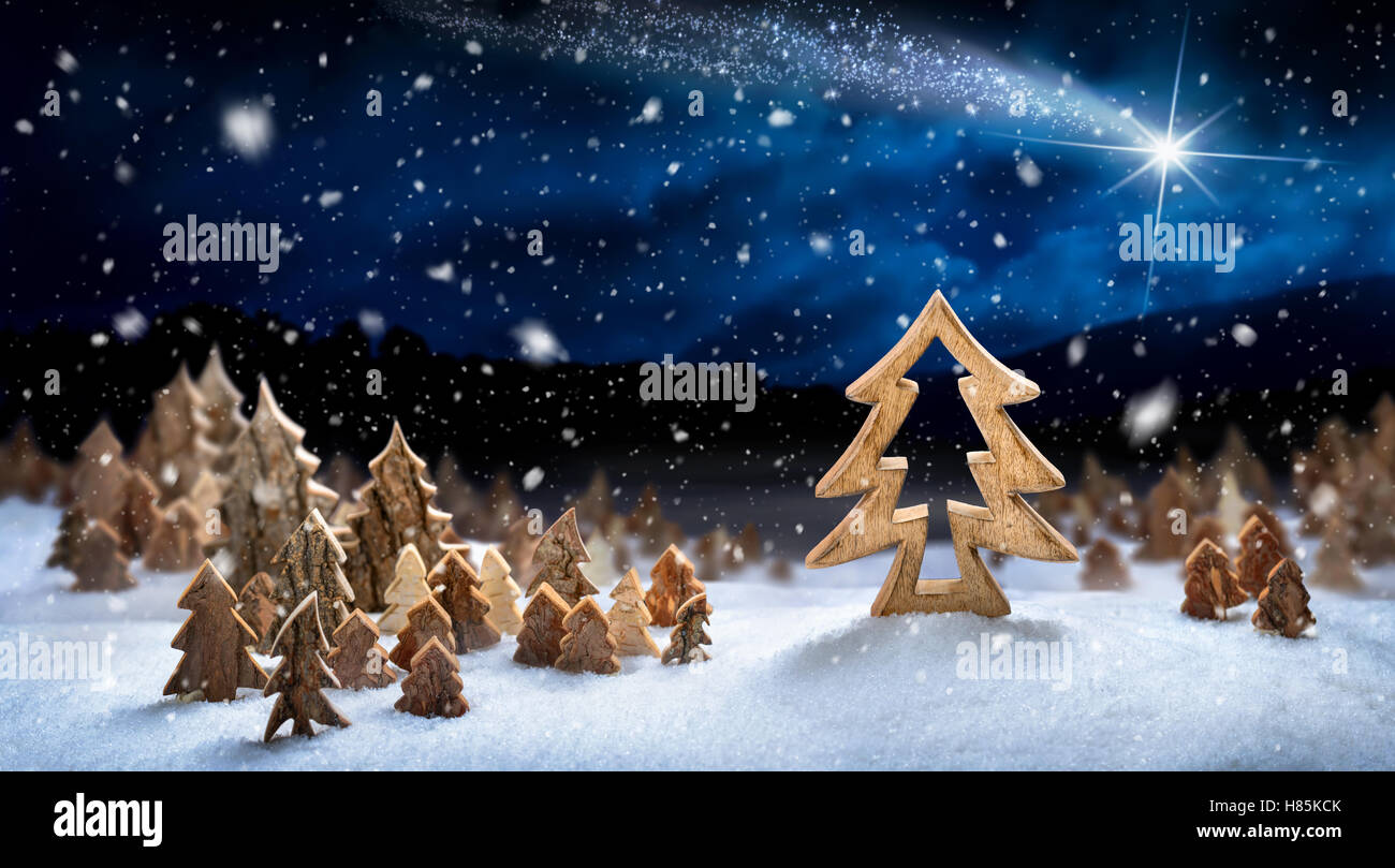 Décoration en bois disposés dans la neige, formant une fantasy forest nuit paysage avec une étoile filante, idéal pour Noël ou d'hiver Banque D'Images