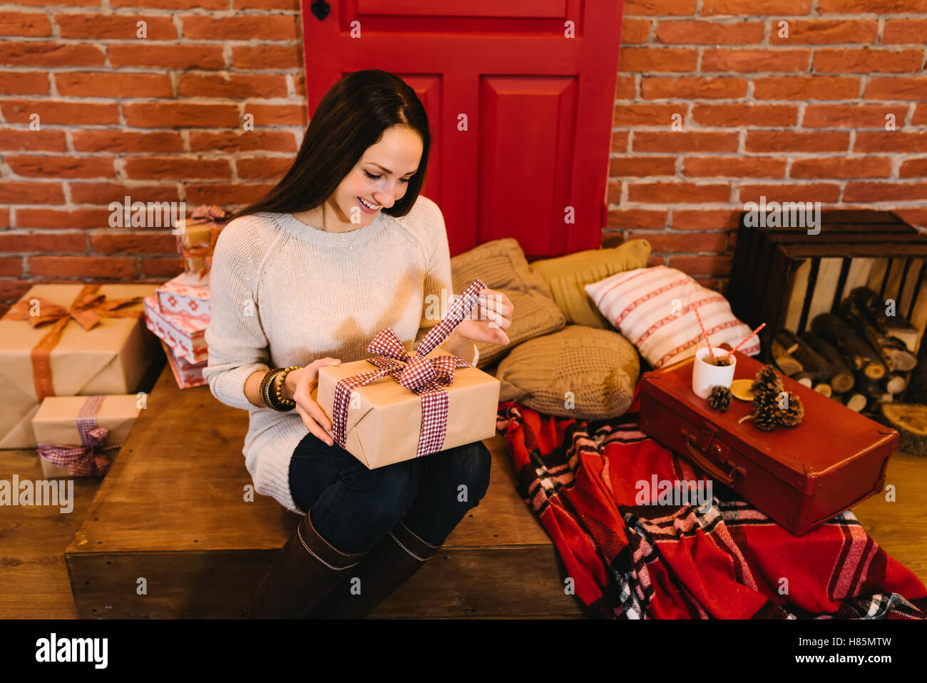 La fille ouvre un cadeau Banque D'Images