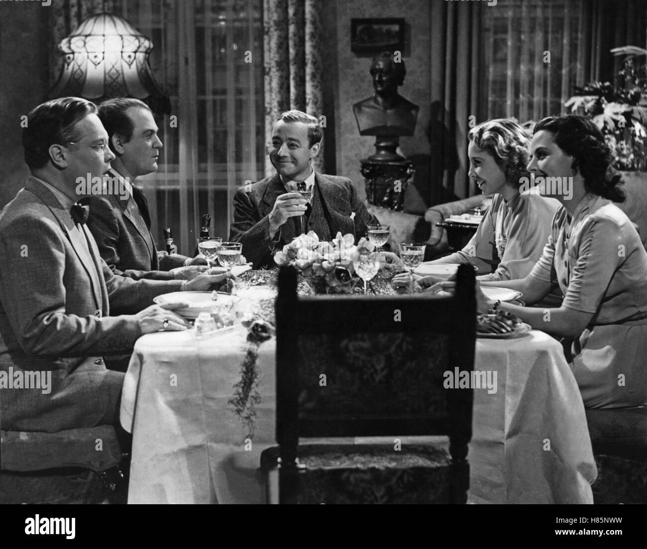 Paradies der Junggesellen PARADIES DER JUNGGESELLEN, (D) 1939, Regie : Kurt Hoffmann, Heinz Rühmann (mi), Ausdruck : Tisch, Tafel, Essen, Gesellschaft Banque D'Images