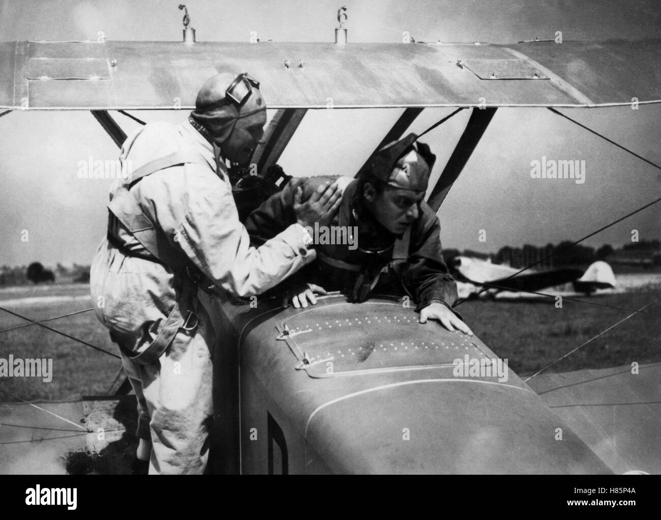 Quax, der Bruchpilot (, QUAX, DER BRUCHPILOT) D 1941, Regie : Kurt Hoffmann, LOTHAR FIRMANS, Heinz Rühmann, Ausdruck : Flugzeug, pilote, Doppeldecker, Sturmhaube Banque D'Images