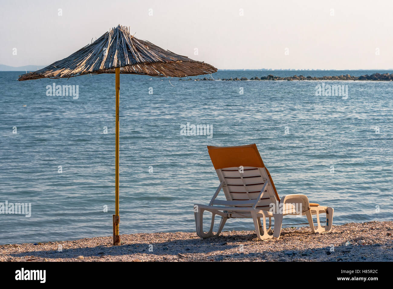 Transats et parasol fait ​​Of bambou sur la plage Banque D'Images