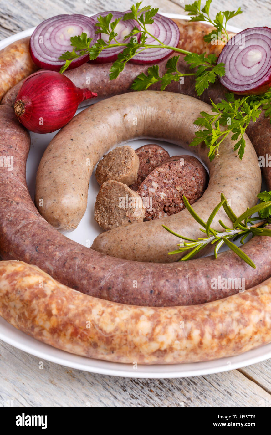 Boudin, saucisses et boudin blanc sur plaque Banque D'Images