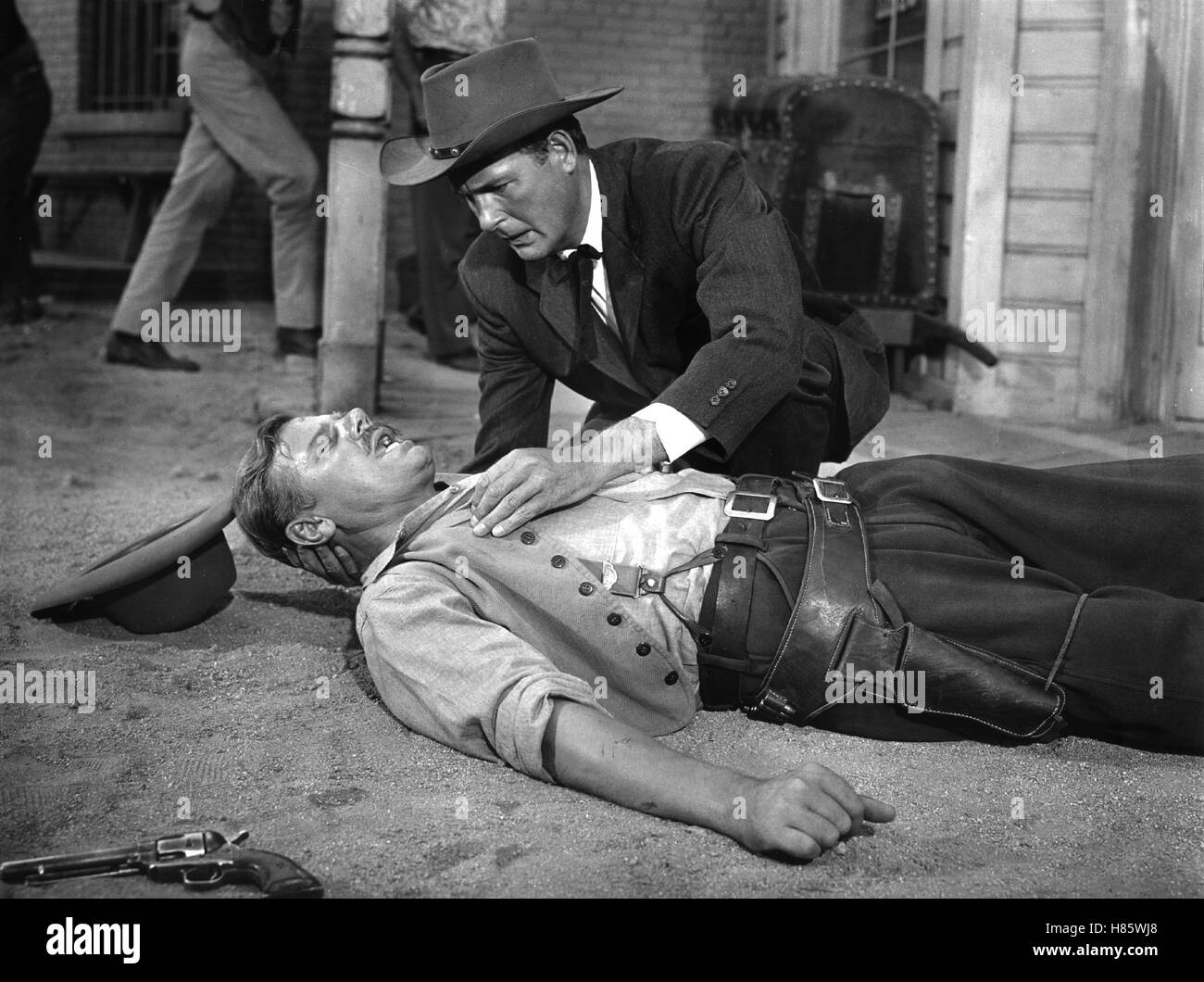 Auf der Kugel stand kein Nom, (PAS DE NOM SUR LA BALLE) USA 1958, Regie : Jack Arnold, WILLIS BOUCHEY, CHARLES DRAKE, Key : Revolver, Waffe, Verletzter Banque D'Images