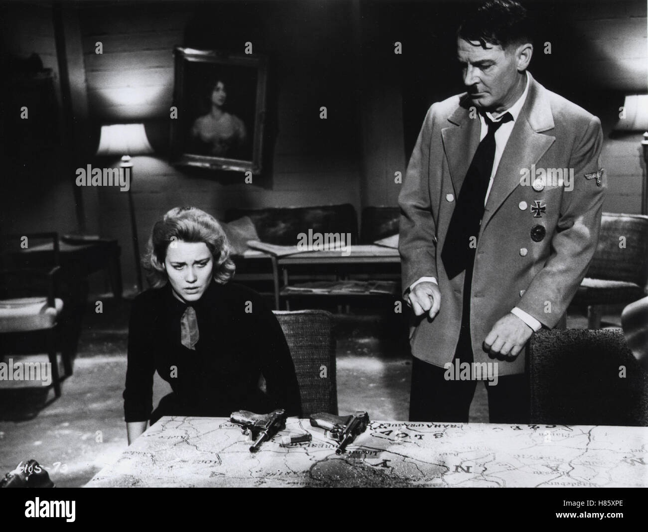 Hitler, HITLER (USA) 1962, Regie : Stuart Heisler, MARIA EMO, RICHARD BASEHEART, clé : Eva Braun, Waffe, revolver Banque D'Images
