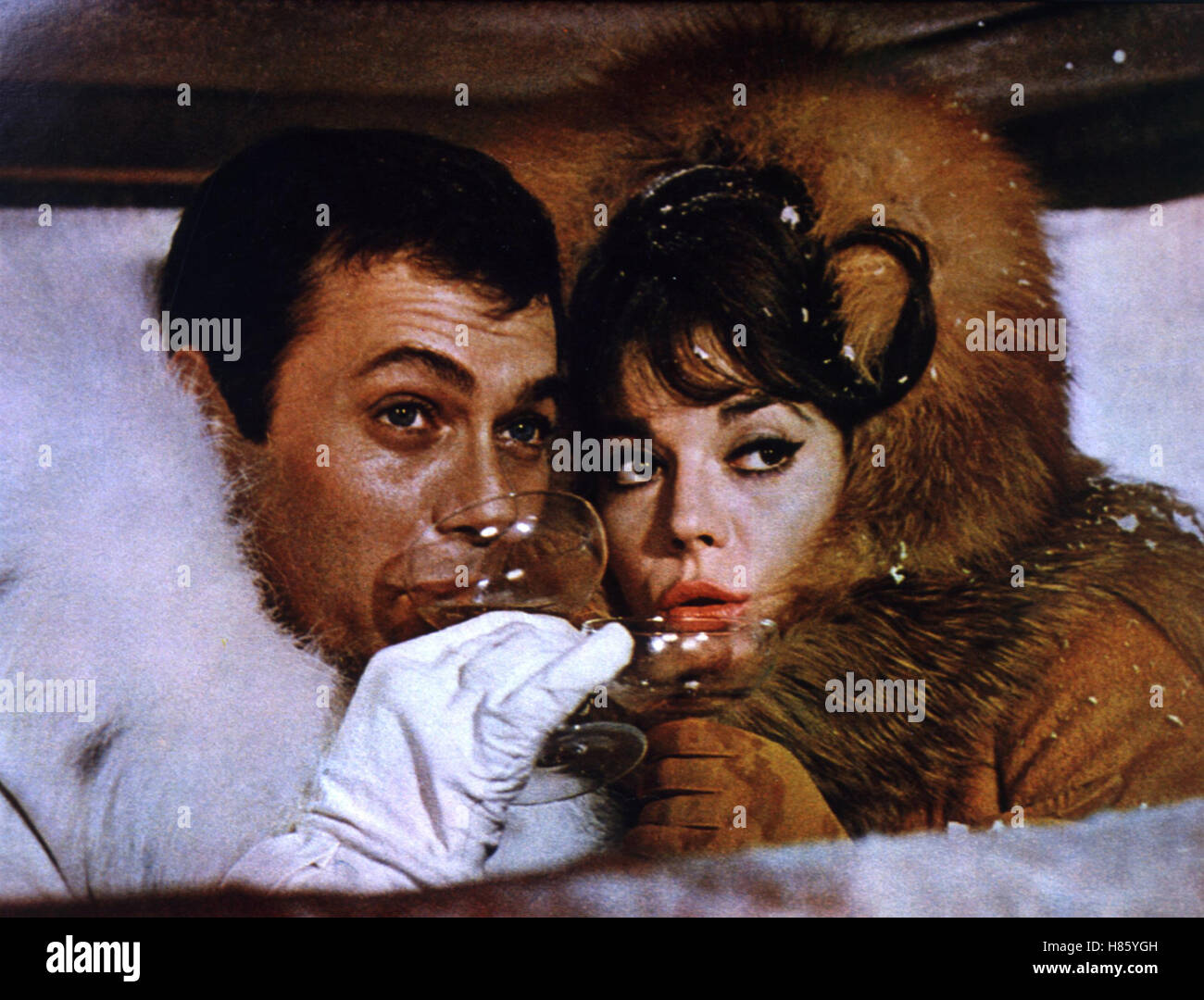 Das große) rund um die Welt, (LA GRANDE COURSE) USA 1964, Regie : Blake Edwards, TONY CURTIS, NATALIE WOOD, Ausdruck : Paar, Pelz, Glas Banque D'Images