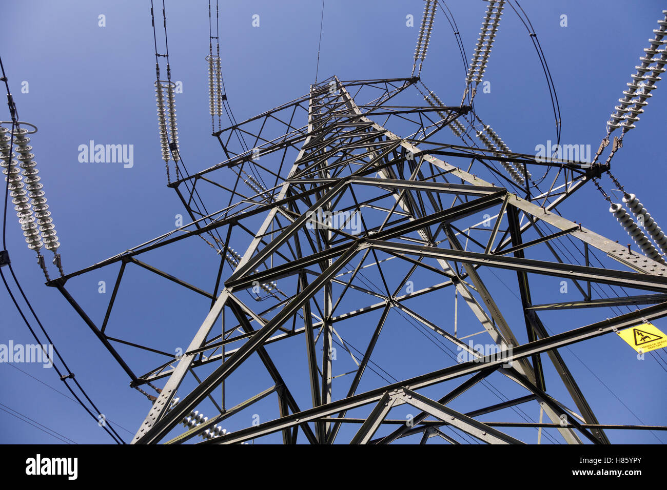 Pylône de l'électricité contre un ciel d'été bleu clair photographié par en dessous rechercher Banque D'Images