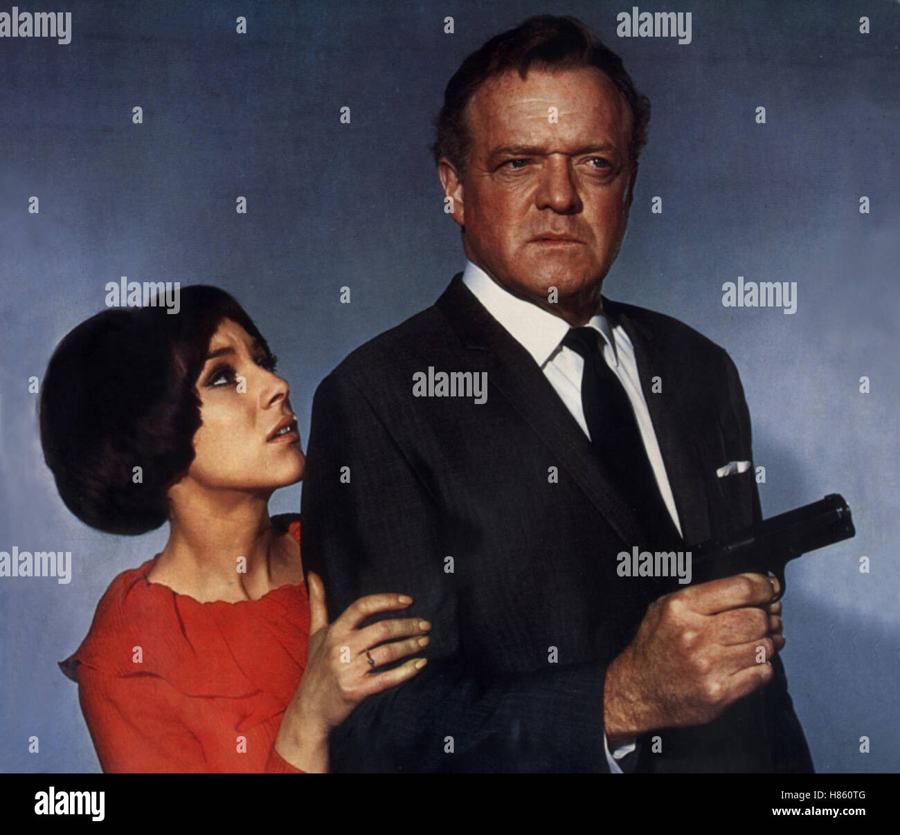 ...Und schweigt Scotland Yard, (L'HOMME À L'EXTÉRIEUR) GO 1966, Regie : Samuel Gallu, HEIDELINDE WEIS, VAN HEFLIN, clé : Waffe, revolver Banque D'Images