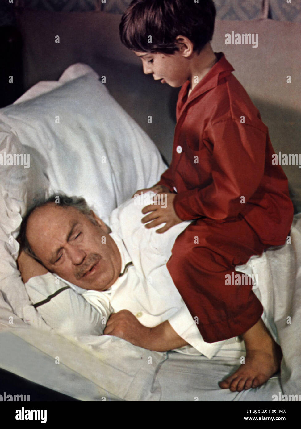 Morgens um sieben ist die Welt noch in Ordnung, (MORGENS UM SIEBEN IST DIE WELT NOCH IN ORDNUNG) D 1968, Regie : Kurt Hoffmann, WERNER HINZ, ARCHIBALD ESER, Ausdruck : Opa, dérouleurs, Bett, pyjama, Stimulieren Banque D'Images